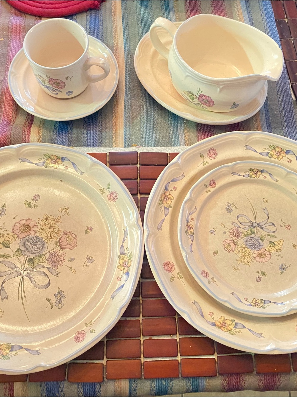 Vintage International Classic Floral Dinnerware Set - Cream with Pastel Floral